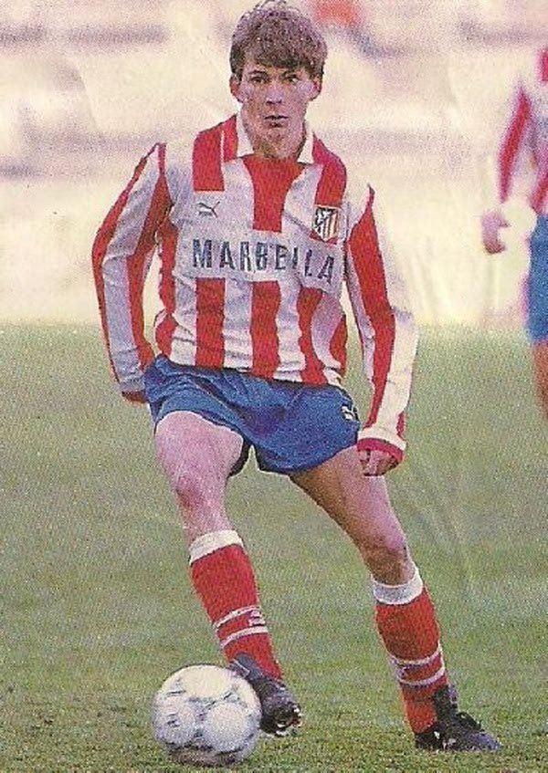 DatAthle's tweet photo. #Offtopic

Hoy que me aburro voy a hacer un pequeño hilo sobre uno de los jugadores más gafes que conozco: Antonio Acosta.

Internacional sub-21, debutó en primera división con el Atlético de Madrid con 21 años. Su primera victoria la logró precisamente en San Mamés. 🙄 https://t.co/Jnz4hsMEjS