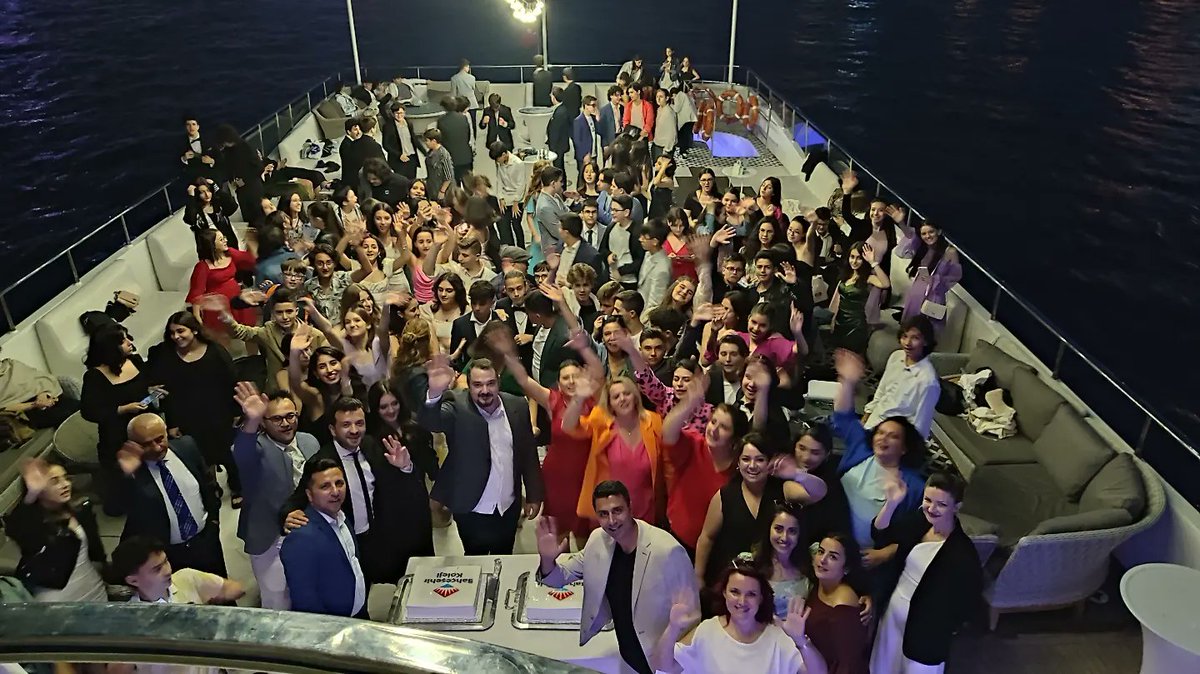 bkbeylikduzu's tweet photo. 8.Sınıf öğrencilerimiz mezuniyet kutlamasını coşkuyla yaşadılar. @TamerrAktas https://t.co/w8vcuuVYn9