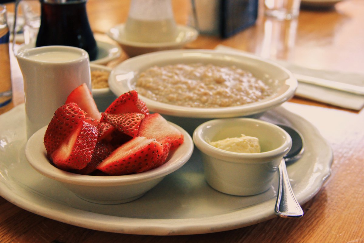 Start your day off right with our oatmeal and fresh fruit 😊🍓#ophwny #happythursday