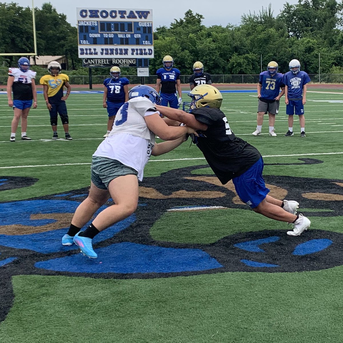 OKEliteOLDL's tweet photo. That’s a wrap on OK Elite OL/DL Camp 2022! Thank you to everyone who came out and helped out! @AllmericanMayes @JRConrad64 @OKFourFather @CHSTDClub and the @YellowjacketsFB Coaches! hope to see everyone next year and best of luck this season! #OKElite https://t.co/nnMVBrDVFZ