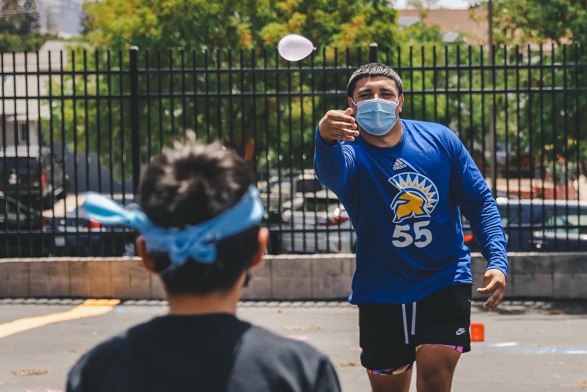 Field Day Mentoring ☀️

Celebrating the relationships and work between our Football mentors and their mentees at Robert Sanders Elementary.

#BeyondFootball | #SpartanUp