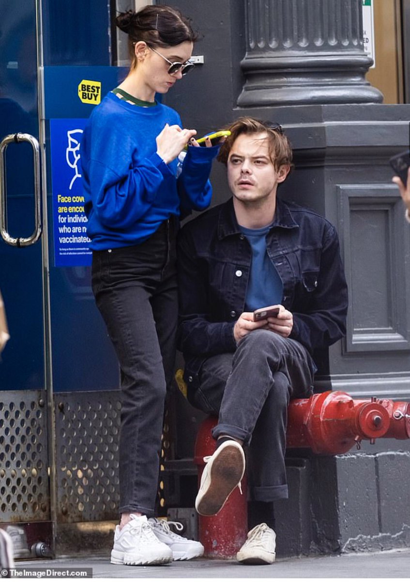 badpostnatalia's tweet photo. Natalia Dyer and Charlie Heaton after grocery shopping in NYC💙🖤 https://t.co/7fcsk8Ya3g