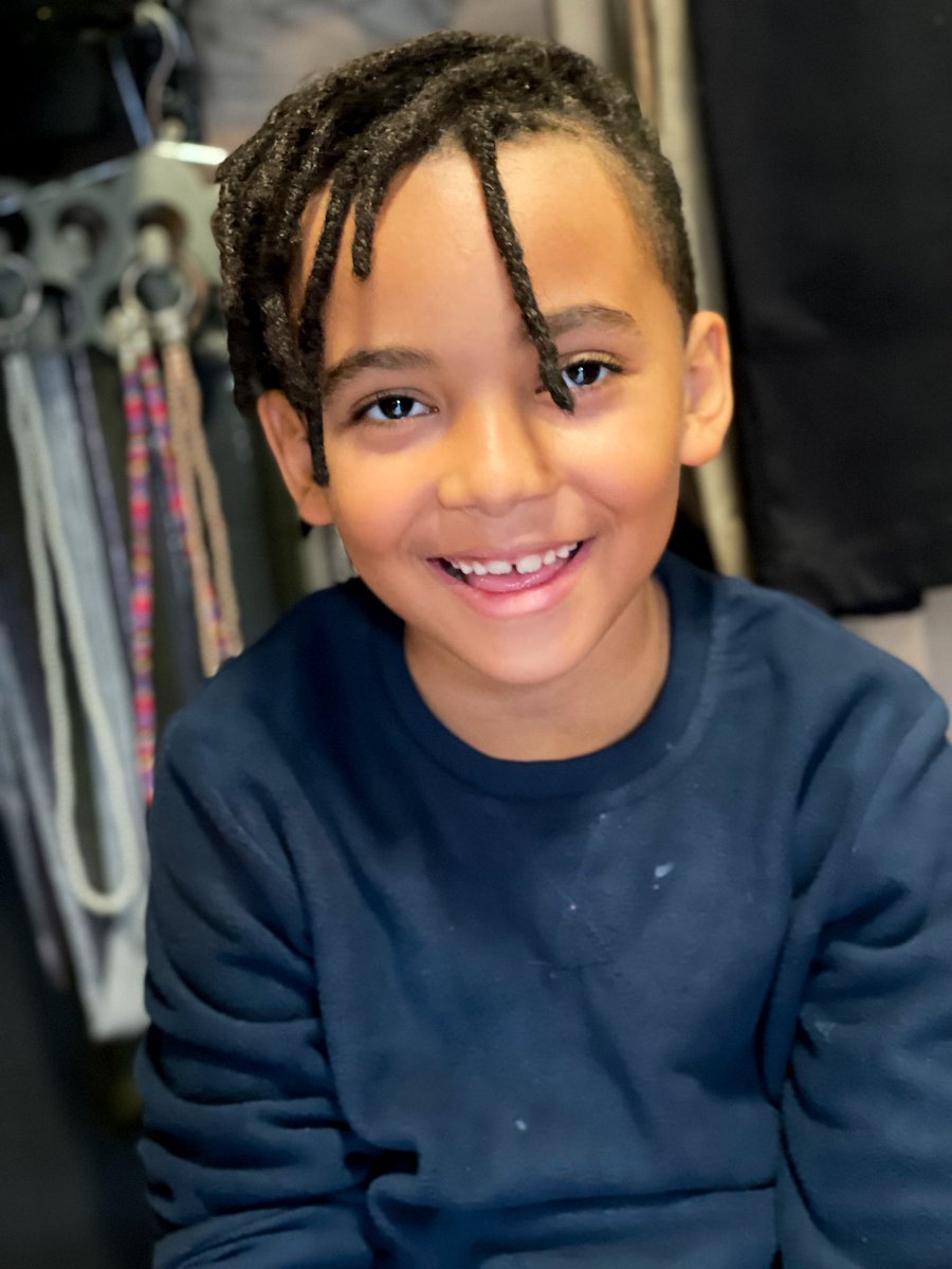 ZionDreadmaker's tweet photo. Nzazi, e seus pais nos procuraram para formar os locs em seu black que já havia uns freeforms. Desfizemos as mechas naturais e modelamos os novos locs em mechas mais finas. 

Nzazi, curta seu novo look e seja feliz cultivando seus locs naturais com muito afeto e autoestima! https://t.co/I0cuW1m3O6