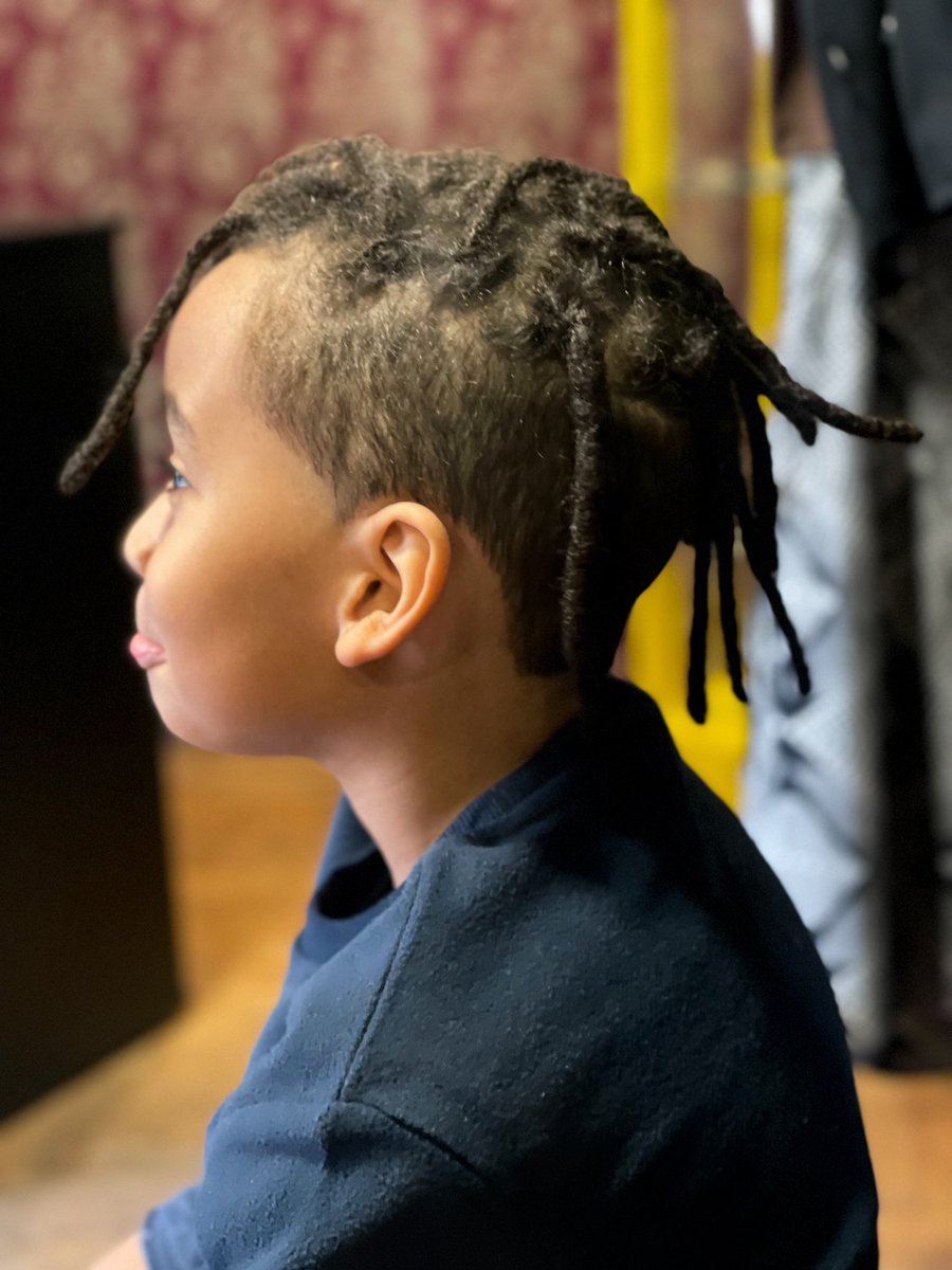 ZionDreadmaker's tweet photo. Nzazi, e seus pais nos procuraram para formar os locs em seu black que já havia uns freeforms. Desfizemos as mechas naturais e modelamos os novos locs em mechas mais finas. 

Nzazi, curta seu novo look e seja feliz cultivando seus locs naturais com muito afeto e autoestima! https://t.co/I0cuW1m3O6
