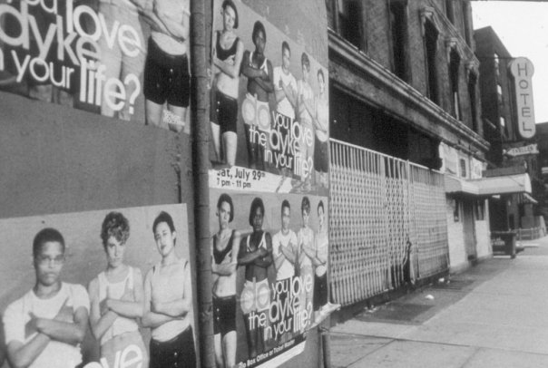 Su epicentro estaba en la calles de NY cuyos muros empapelarán con distintas campañas en las que jugando con el lenguaje publicitario, del que se apropiaban en muchos carteles, situaban a las lesbianas en el centro o señalan la ausencia de estas en el espacio público. 