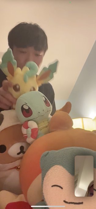 when he leaves his plushies w u 2 keep u company https://t.co/lqzO6cVAWX