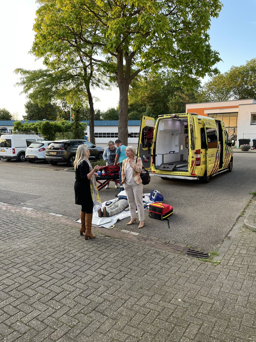BrilHenk's tweet photo. Gisteren opnieuw een groep (nieuwe) gemeenteraadsleden ontvangen. Dit keer in Zevenaar. Uitleg gegeven over de VGGM: van en voor de gemeenten in Gelderland-Midden @GGDGM @ambulanceGM @brandweerGM https://t.co/K7Xa8YMk7I