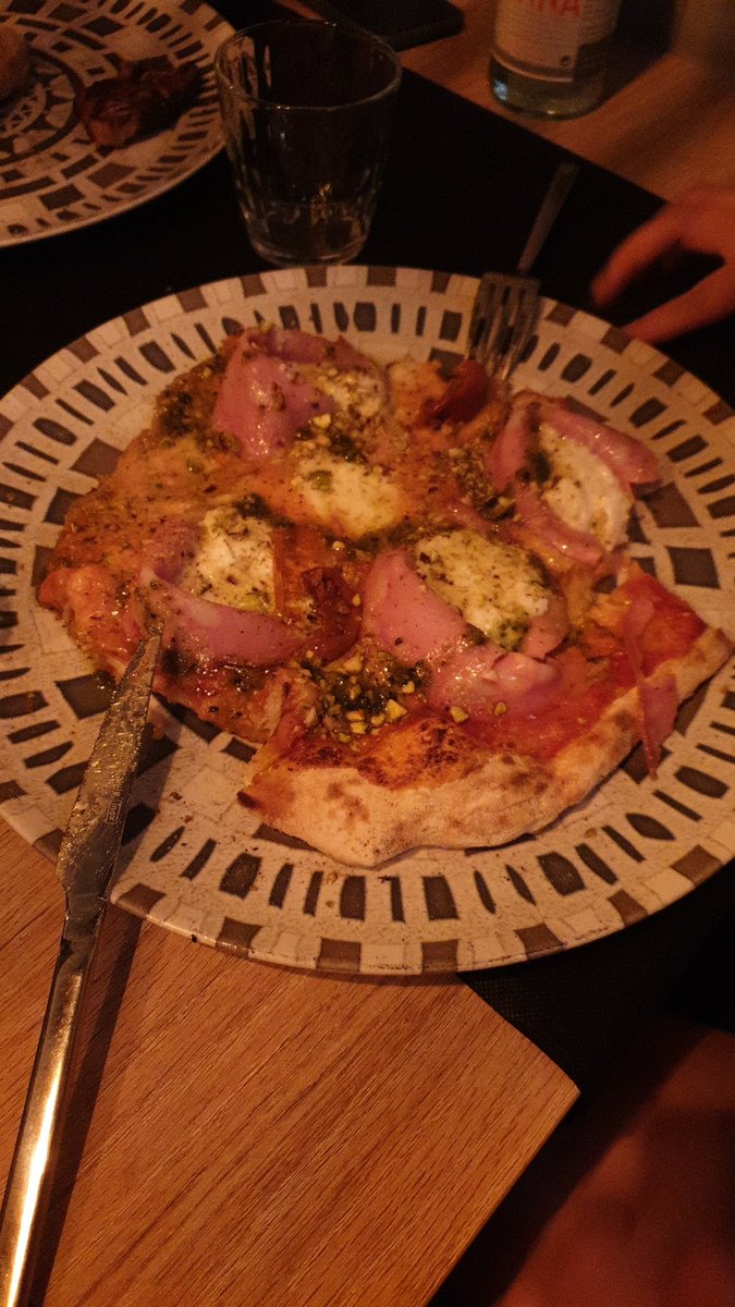 MataPinol's tweet image. Heu conegut mai algú que es mengi primer la crosta de la pizza sola? Quina aberració.