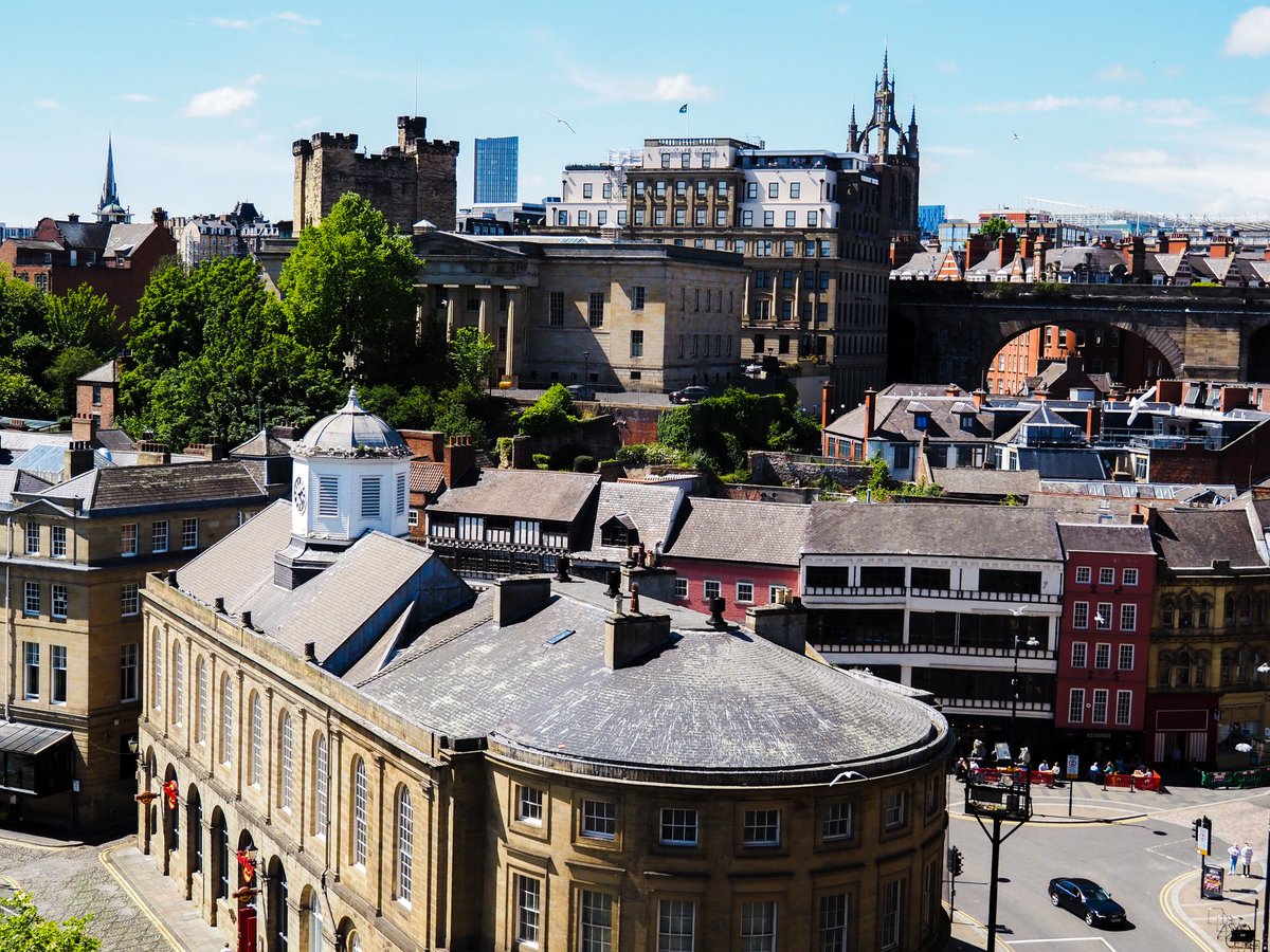 pewileman's tweet photo. #Toon skyline from the #TyneBridge Top (L to R): #NewcastleKeep #HadriansTower (new), #DoricColumns of #MootHall & Courthouse,
@nclcathedral St Nick's #LanternTower #LondonEdinburgh line (Bridge), #HistoricQuayside town houses, #Guildhall (now #hardrockcafe foreground) @NE1BID https://t.co/13r7VvtsoH