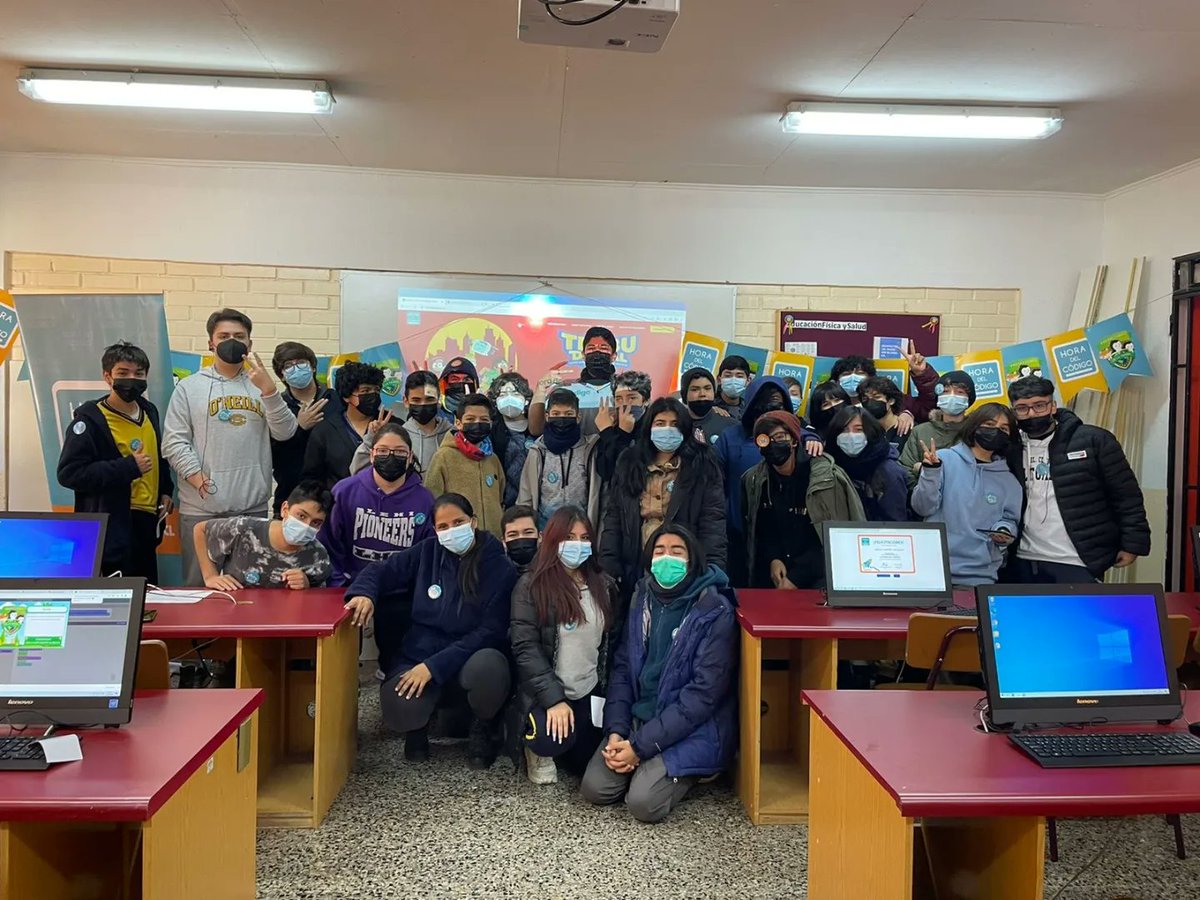 Hoy tuvimos una jornada #GRANDIOSA de la #horadelcodigo 💻 Protectores de la Tierra 🌎.
Alumnos entre 8vo y 2do medio del Liceo Desiree de #Colina 🎈, dieron sus primeros pasos en #programación de la manera más entretenida 🤩.