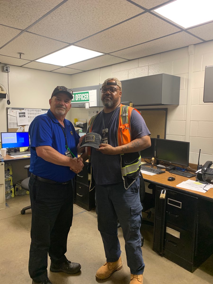 PHL Day Ramp supervisor Anthony Saraceni recognized employee Steve Ray for working safely and following all the methods.