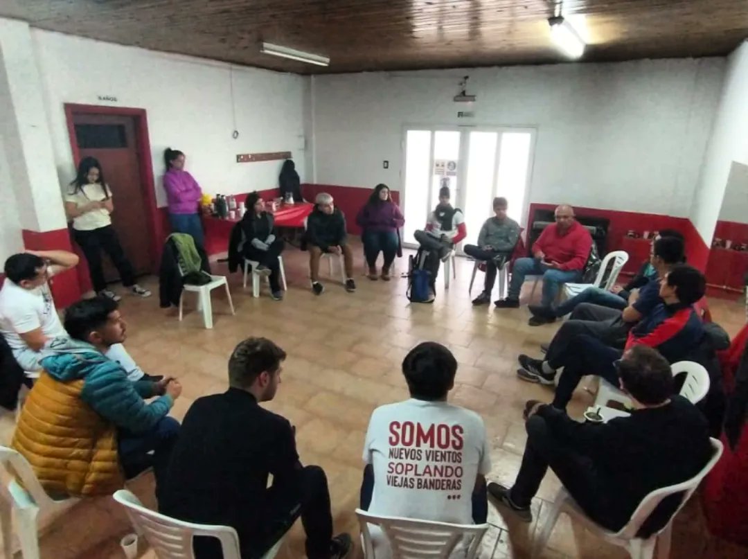 NeuquenJr's tweet photo. El dia sábado viajamos al Norte de la Provincia, a Chos Malal, dónde tuvimos una agenda que incluyo radio, conocer referentes sociales a cargo de comedores, empresarios locales y jóvenes de la JR e independientes con un compromiso inalienable para modificar los problemas... https://t.co/7fhxQEr1Kb