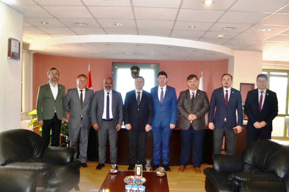 Oda Başkanımız Ertuğ ASLAN ve Yönetim Kurulu Üyelerimiz Vergi Dairesi Başkanı Ayhan YAMAN'ı makamında ziyaret etti. Bölgemizde devam eden incelemelerle ilgili bilgi alışverişinde bulundular.