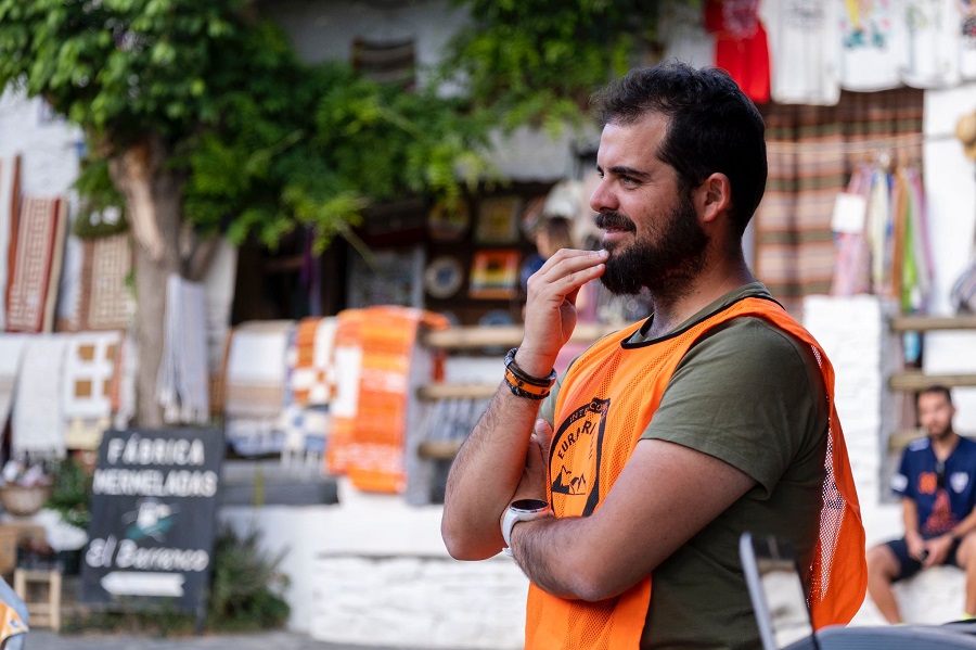 Hablamos con Aitor Calle, organizador de la carrera Veinte Leguas, que a finales de mayo ha recorrido distintos pueblos de La Alpujarra y que contó con 300 participantes

<a href="/VeinteLeguas/">VeinteLeguas</a>

#comarcaalpujarra #alpujarra #informacion #alsurdegranada 

elcomarcaldelaalpujarra.com/veinte-leguas-…