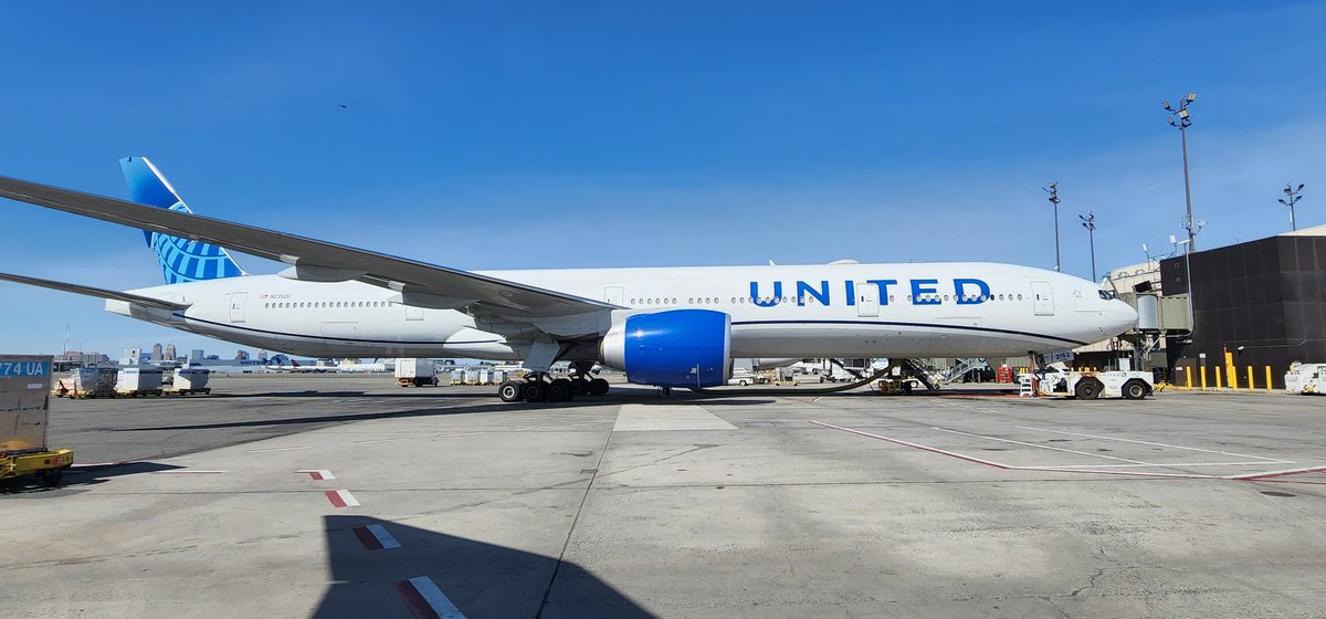777-300 with the new livery on a crystal clear day in EWR is a majestic sight indeed. Many new aircraft on the way over the next few years makes the future exciting in EWR! #goodleadstheway <a href="/JMRoitman/">Jon Roitman</a> <a href="/MikeHannaUAL/">Mike Hanna</a> <a href="/KevinSummerlin5/">Kevin Summerlin</a> <a href="/Davidwi97357603/">David wisdom</a> <a href="/HendyGeorge/">George Hendy</a> <a href="/chahin_hector/">UA HEC</a>