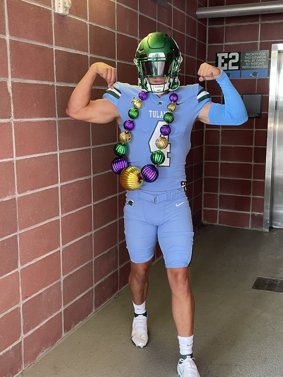 JaxonSmolik's tweet photo. After a great camp and talk with @CoachWEFritz and @CoachBoda6 I am honored and blessed to receive my 6th D1 and 1st FBS offer from Tulane. @GreenWaveFB https://t.co/Eh6BI7xVDC