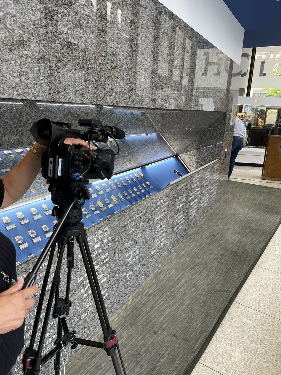 jg_abad's tweet photo. Badge retirement for fallen officer Bill Jeffrey. One can tell how much he was loved.💙🙏🏼 @houstonpolice #KILD  #neverforgotten @HPOUTX https://t.co/vs8S6VgJZB