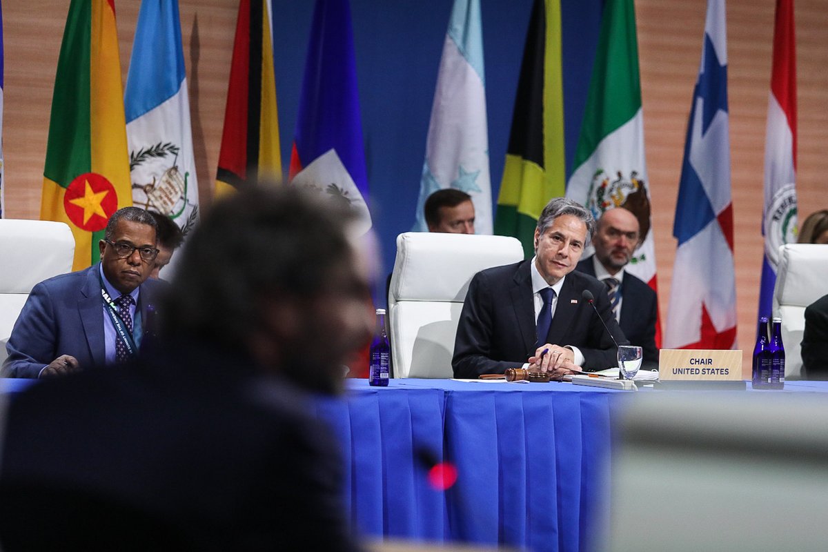Cancilleria_Ar's tweet photo. 📍Reunión de Ministros y Ministras de Relaciones Exteriores en la IX #CumbredelasAméricas 🌎

El canciller Santiago Cafiero reclamó ante sus pares que la OEA, como institución que debe promover el diálogo, no debe legitimar procesos de desestabilización en la región. https://t.co/ebyAFDVhdR