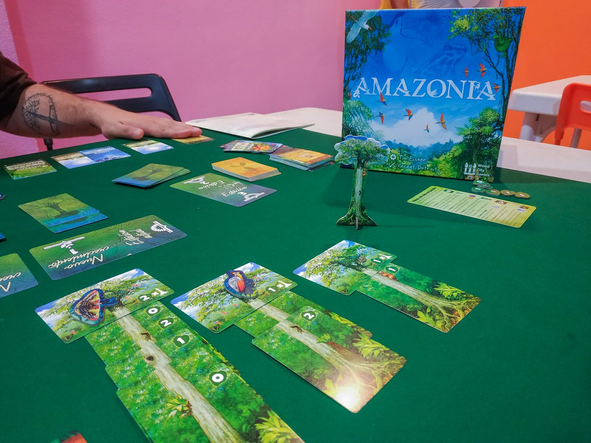 Hoy he podido probar Amazonia de <a href="/DevirIberia/">Devir Iberia</a> que nos han dejado y explicado en <a href="/HomoludicusCs/">Homoludicus Castelló</a> 💛
Tiene más cosilla de las que parece, bastante entretenido para un juego rápido.
Y otra victoria de <a href="/sh3lob/">Sh3lob</a> que inexplicablemente también me ha ganado al Arnak 😩😂