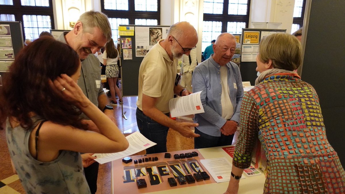 Themenjahr 2023: Beim "Markt der Möglichkeiten" kam es heute zu zahlreichen Begegnungen und ersten Ideen für projektbezogene Kooperationen zwischen Vertreter/-innen der Ortschaften, der städtischen Kulturbetriebe und institutionell geförderten Einrichtungen. Tolles Engagement!