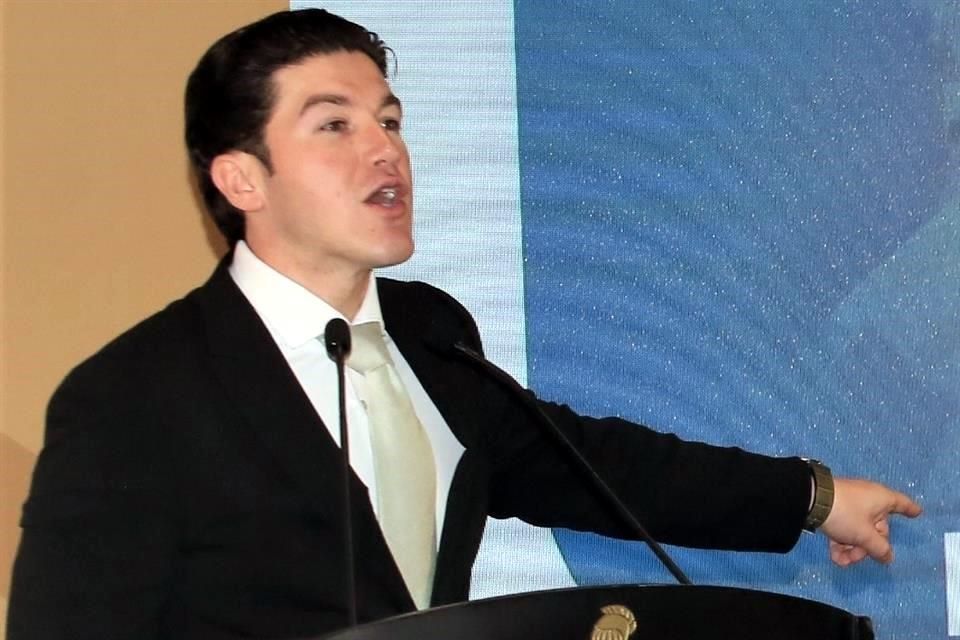 LoQuePasaEnNL's tweet photo. El Gobernador Samuel García tronó hoy en la mañana en conferencia de prensa por los reclamos y "mentadas" que recibe por el desabasto de agua, apagones y hasta por aumento en contagios de #Covid de las últimas semanas y hasta por su esposa Mariana !!

La presión es mucha para el. https://t.co/cSxV9WrZtx