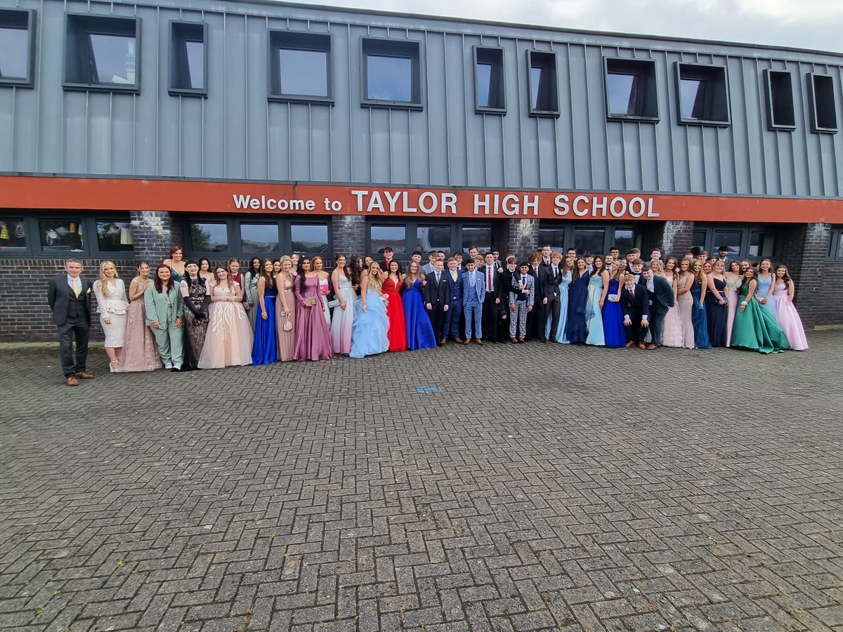 TaylorHS1982's tweet photo. Our S6 pupils looking amazing for their Prom tonight #THSS6 #LookingGood #DanceTheNightAway https://t.co/Z3OdJjpN1K