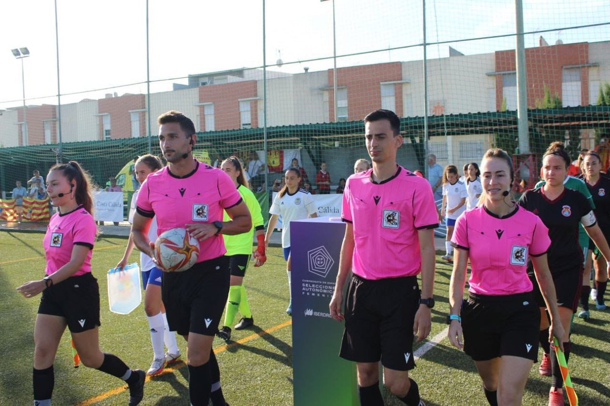 MrAlvaroOA's tweet photo. Muy contento por haber arbitrado varios partidos en el torneo de fútbol femenino celebrado en Cartagena. Gran promoción y apuesta del #Futfem la que se está haciendo desde la @rfef con su presidente Luis Rubiales https://t.co/7Mx7FABJqR