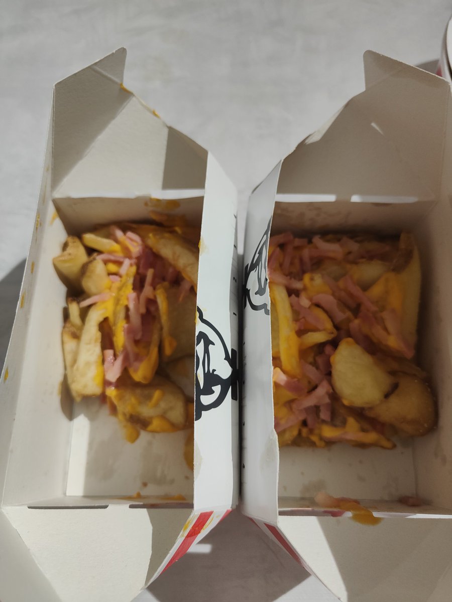 WalaxYT's tweet photo. @KFC_ES parece que en Murcia no se siguen ciertos estándares, valla diferencia https://t.co/dinZh3fHjK