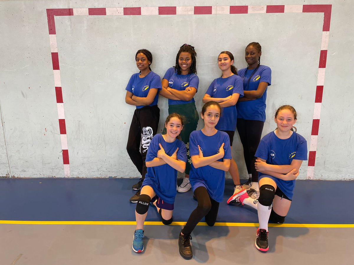 CollegeNBoileau's tweet photo. 🎉Whouahhhh! Nos belles et sportives benjamines de l AS handball ont dans la bonne humeur, avec faire play et effort, performé  cet après midi au championnat unss.🏆👏1ÈRES. Bravooooo championnes 🎉 bravo à Mme Collineau leur professeur 
@creteil_unss @AcCreteil @Chennevieres_94 https://t.co/9qQjeN7t5x