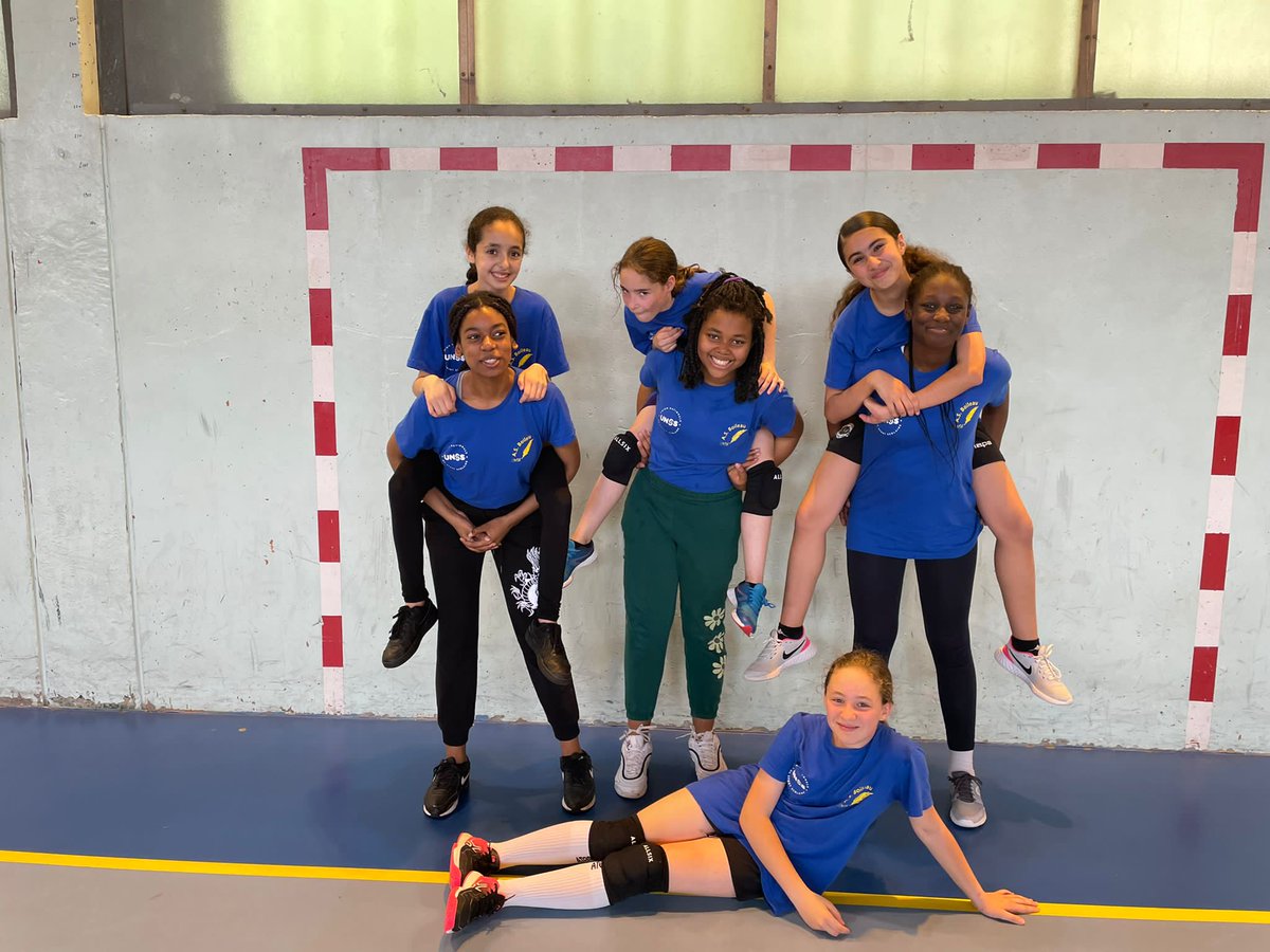CollegeNBoileau's tweet photo. 🎉Whouahhhh! Nos belles et sportives benjamines de l AS handball ont dans la bonne humeur, avec faire play et effort, performé  cet après midi au championnat unss.🏆👏1ÈRES. Bravooooo championnes 🎉 bravo à Mme Collineau leur professeur 
@creteil_unss @AcCreteil @Chennevieres_94 https://t.co/9qQjeN7t5x