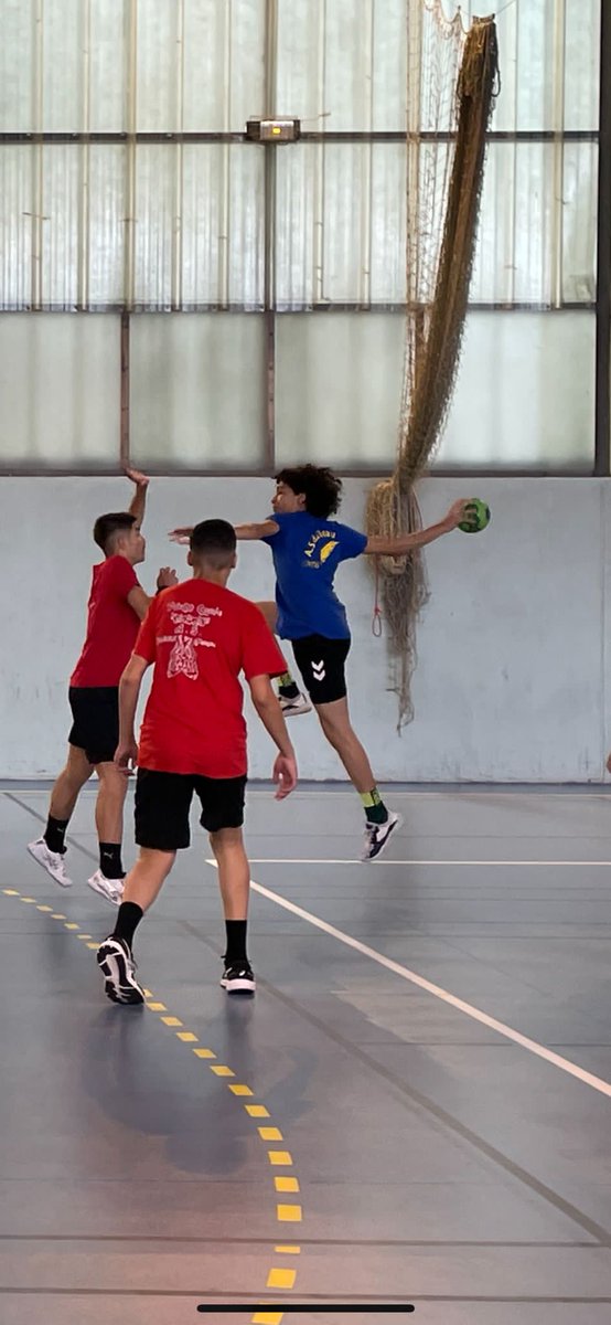 CollegeNBoileau's tweet photo. 🎉Whouahhhh! Nos belles et sportives benjamines de l AS handball ont dans la bonne humeur, avec faire play et effort, performé  cet après midi au championnat unss.🏆👏1ÈRES. Bravooooo championnes 🎉 bravo à Mme Collineau leur professeur 
@creteil_unss @AcCreteil @Chennevieres_94 https://t.co/9qQjeN7t5x