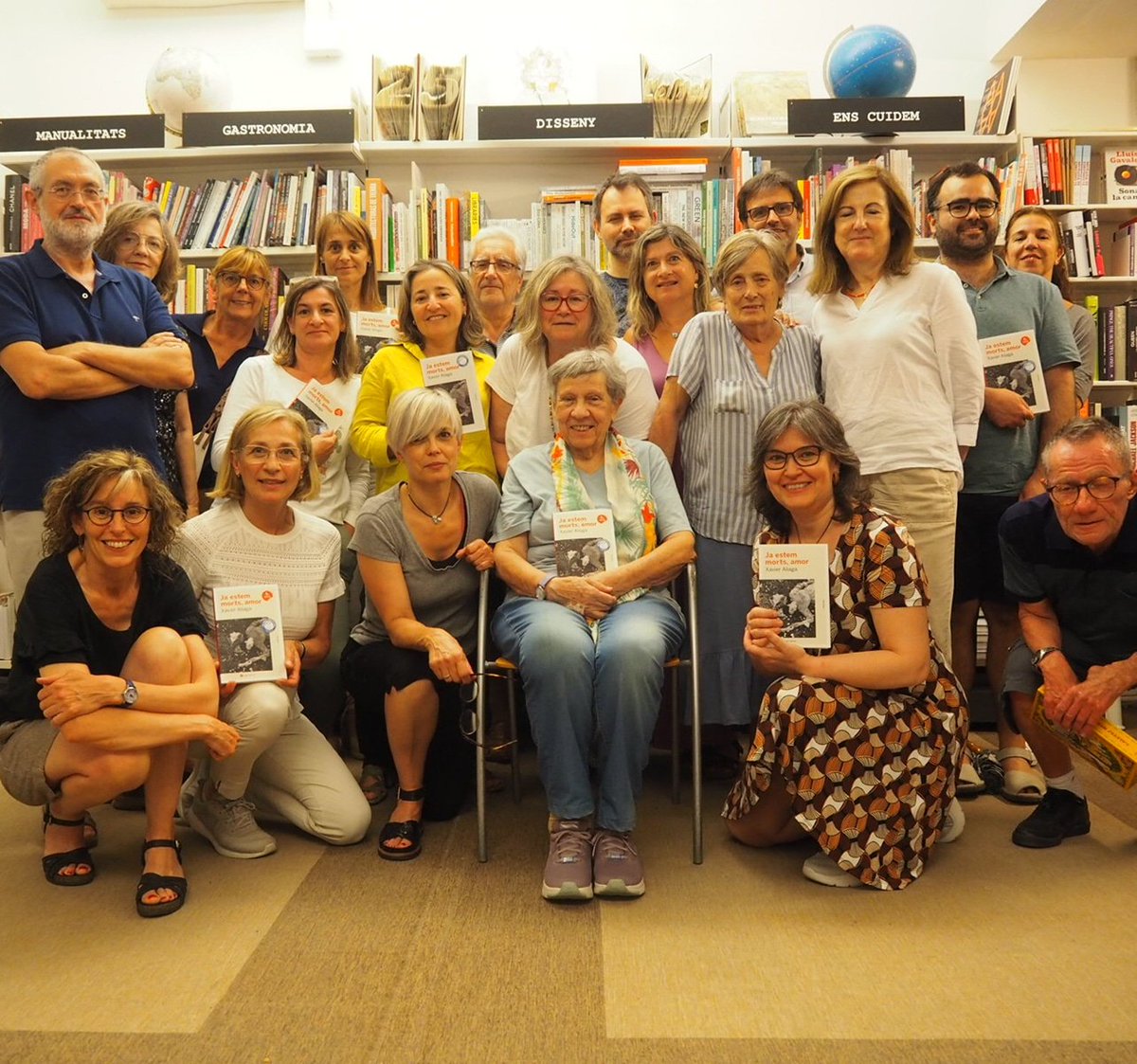 Si no heu llegit "Ja estem morts, amor", de Xavier Aliaga esteu fent tard! Sortim d'un club espectacular. Sense paraules del suc que n'hem tret.
Us parlaré del llibre a la propera publicació. Avui quedeu-vos amb aquest grup de lectors que fa comunitat a través de la lectura ❤️