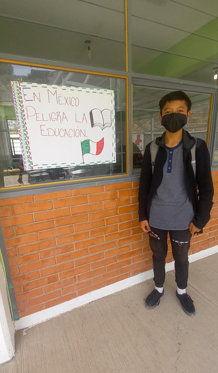 Fnerrr_Chimal21's tweet photo. 🔥Estudiantes adheridos a la FNERRR realizan cartulinas manifestándose sobre la Crisis educativa. https://t.co/B5tzCS0llg