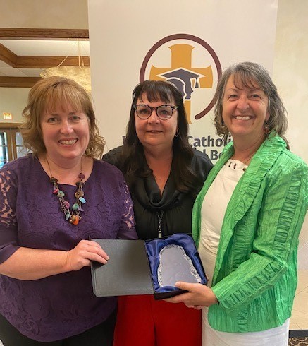 Cyn_Martineau's tweet photo. I am so proud of our @WW_LHIN Mental Health and Addictions Nurses on receiving the Waterloo Catholic District School Board of Trustee 2022 Community Partner Award. Thank you for your commitment to supporting students, their families and school staff. https://t.co/bJtA1QyxAx