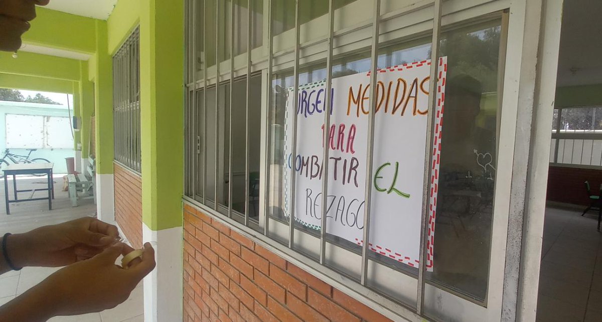 Fnerrr_Chimal21's tweet photo. 🔥Estudiantes adheridos a la FNERRR realizan cartulinas manifestándose sobre la Crisis educativa. https://t.co/B5tzCS0llg