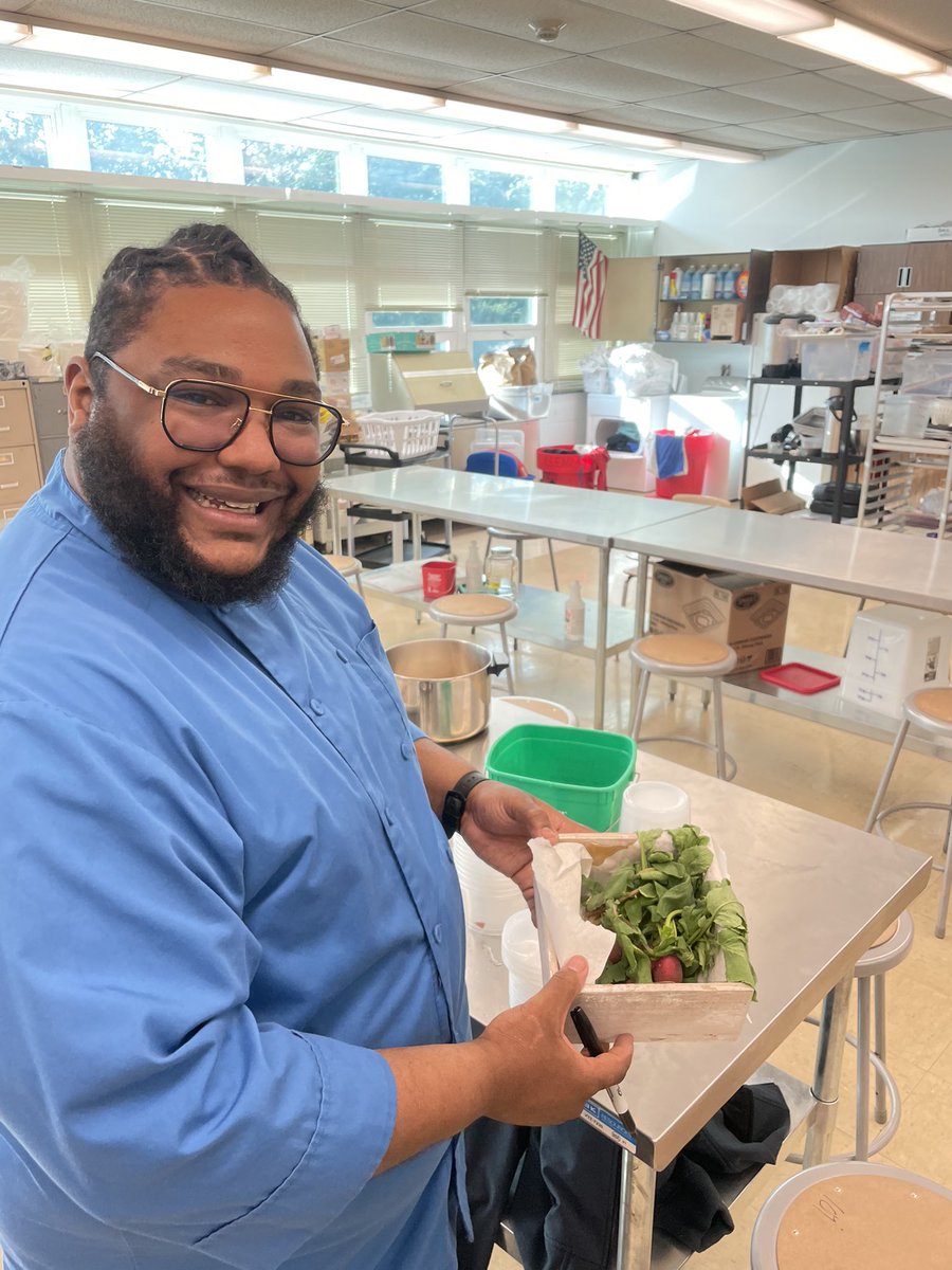 Greenhouse-To-Table!🥗

Chef P and culinary students are preparing delicious dishes with our home-grown radishes🌱

 #Horticulture #SustainablyGrown @BectonHS @Chef_Becton