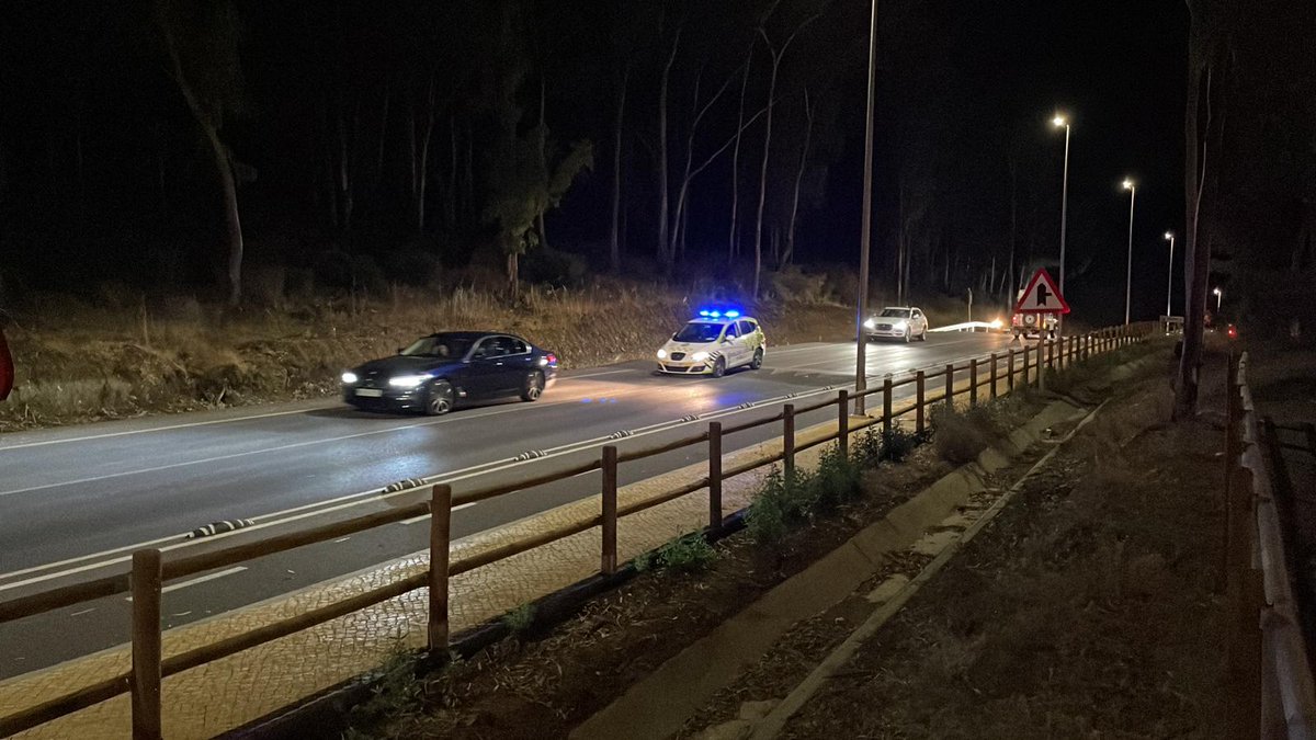 E112Andalucia's tweet photo. 🔴 ÚLTIMA HORA |  Se está procediendo al desalojado preventivo y ordenado del casco urbano de Benahavís que se une a los ya desalojados de Urb. Montemayor, Benahavís Hill y Marbella Club. https://t.co/PINkse4cpn