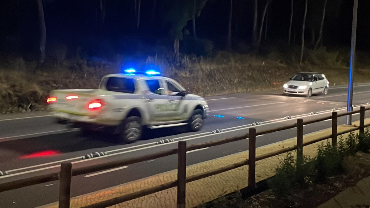 E112Andalucia's tweet photo. 🔴 ÚLTIMA HORA |  Se está procediendo al desalojado preventivo y ordenado del casco urbano de Benahavís que se une a los ya desalojados de Urb. Montemayor, Benahavís Hill y Marbella Club. https://t.co/PINkse4cpn