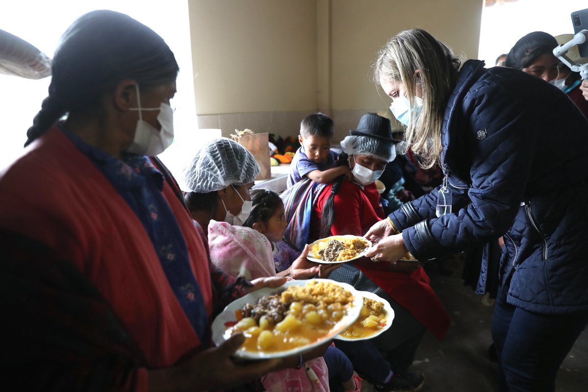 MaricarmenAlvaP's tweet photo. Más de 240 mil peruanos sobreviven gracias a las #OllasComunes y, a la fecha, el Ejecutivo no reglamenta la ley que garantiza su sostenibilidad y financiamiento. Estamos ante una crisis alimentaria, apoyar a las familias peruanas debería ser prioridad. El hambre no espera. https://t.co/leaUn6pG1D