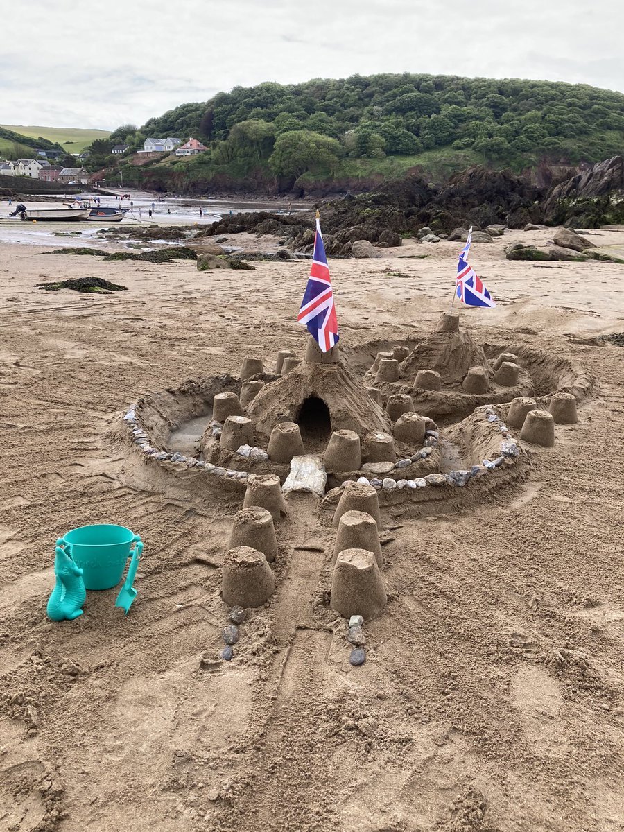 AND <a href="/EntertaininglyD/">Rob Pudner</a> also found time to show his powerful creative design skills at <a href="/HopeCoveDevon/">Hope Cove Devon UK</a> to build a brilliant #sandcastle to #celebrate the #Queen’s #Platinum #Jubliee. We were blessed on the beach. With @scrunchkidsUK