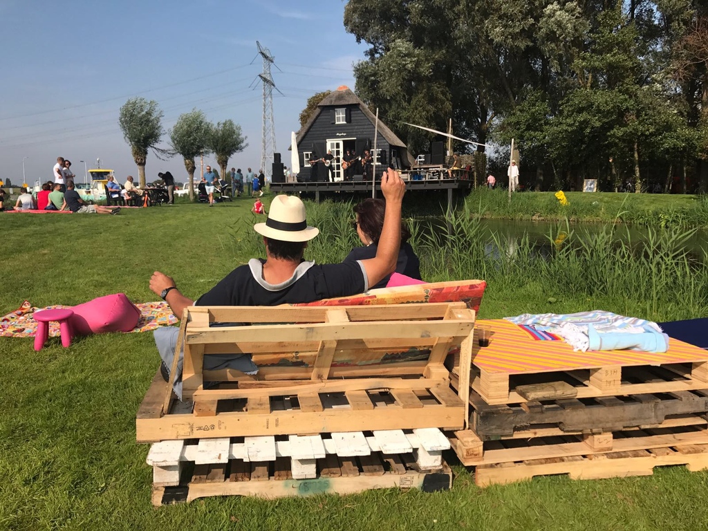 BramRozaFes's tweet photo. Van 29 juni-2 juli is er weer het Bram Roza Festival vol kunst, literatuur, poezie, cabaret en muziek op het mooiste stukje natuur van de #hoekschewaard in #Nieuw-Beijerland.
Met Adriaan van Dis, Splinter Chabot, Rodaan Al Galidi, Els Moors, Rick Jan Hitzerd, cameretten. https://t.co/DR3uc7Hzi1