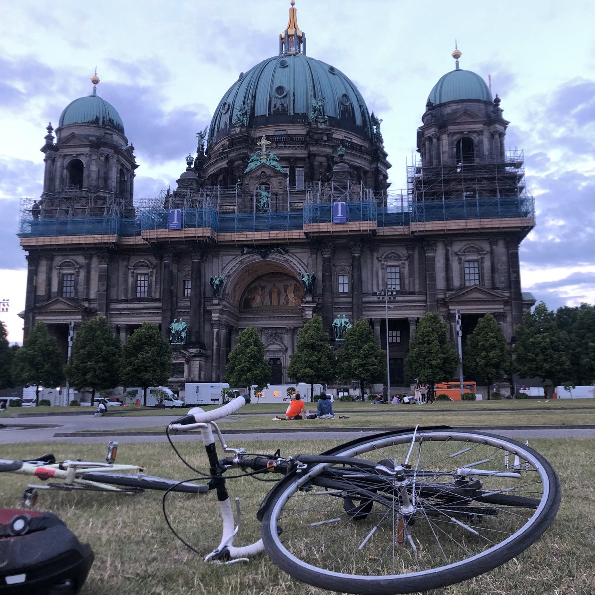 Kendi ülkemizde de bisikletle gezip, çimlerde dinlenip, sağsalim evimize dönmek için sorumluların harekete geçmesini umutla bekliyoruz. 🙏🙏🇹🇷#sustainablecity #cycling #sıfırkarbon #bisikletimeçarparsanölürüm