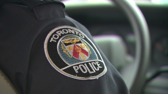 Toronto police officer charged criminally after allegedly supplying confidential information to member of the public cp24.com/news/toronto-p…