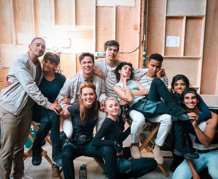 MinervaCoven's tweet photo. What makes or breaks a show? The characters, and the cast who plays them!

and #MotherlandFortSalem has a badass, talented and lovely cast!

they are a family, and you wouldn’t want to break up a family… #savemotherlandfortsalem https://t.co/RqcwImtaxH