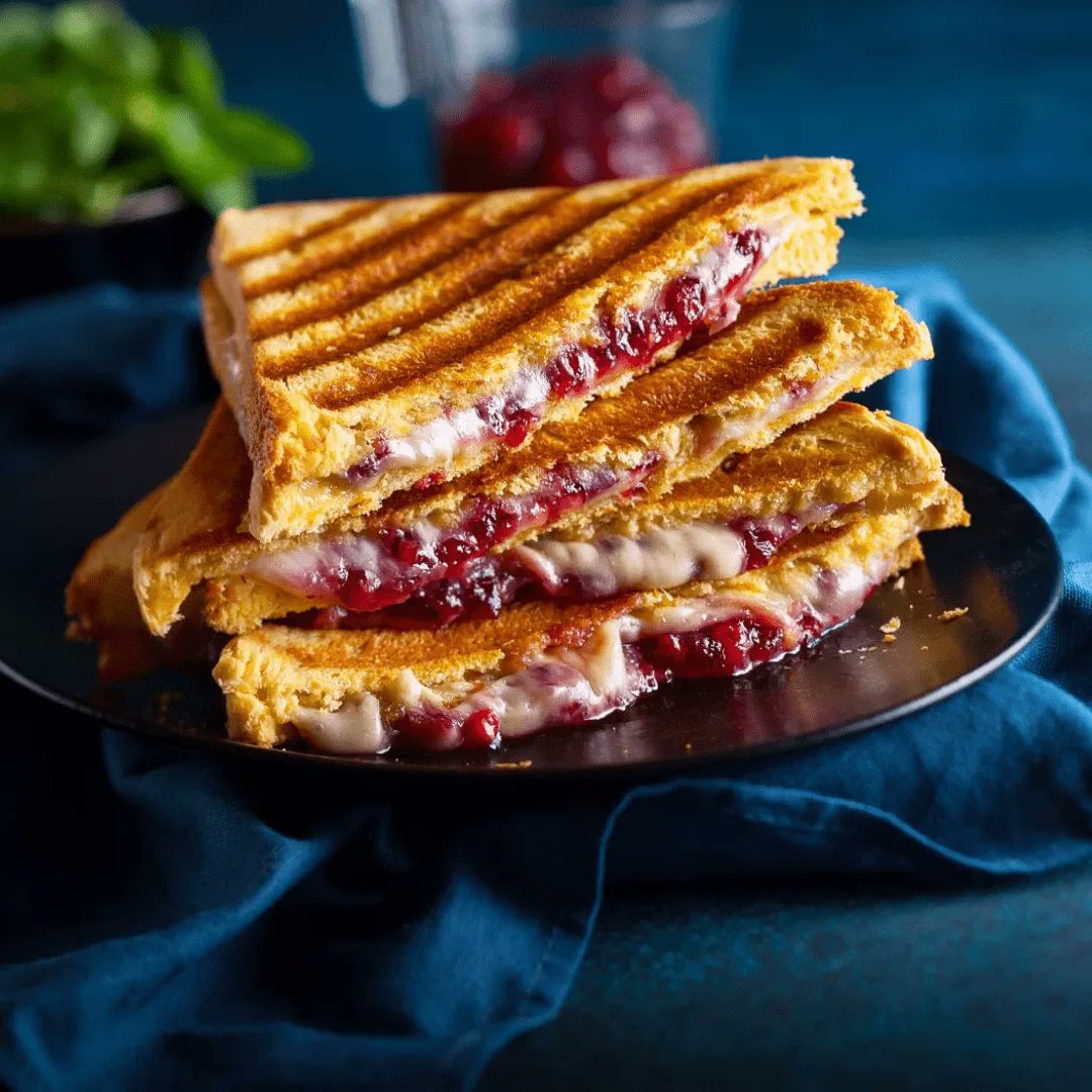 Almond butter, honey, and bananas make another good waffle-sandwich filling. This is a great source of vitamin K, thanks to the bread and butter! buff.ly/3m42Swg