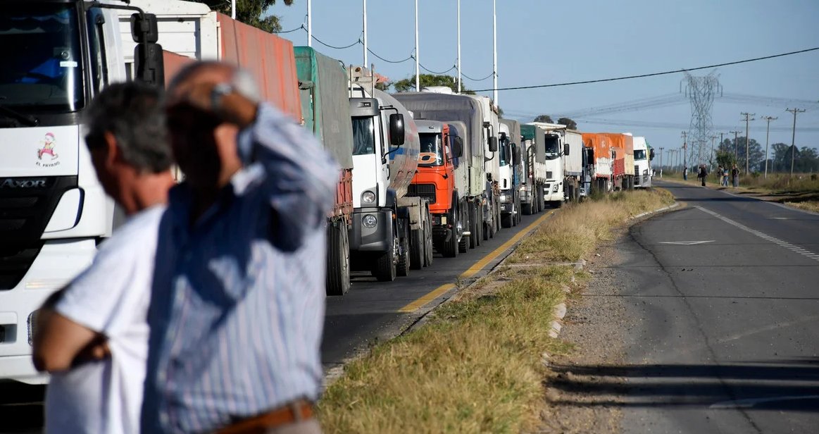 elestacionero1's tweet photo. Ya son 19 las provincias con faltante de gasoil @ https://t.co/Wi8to0EXI4 https://t.co/RS4Whdp9DV