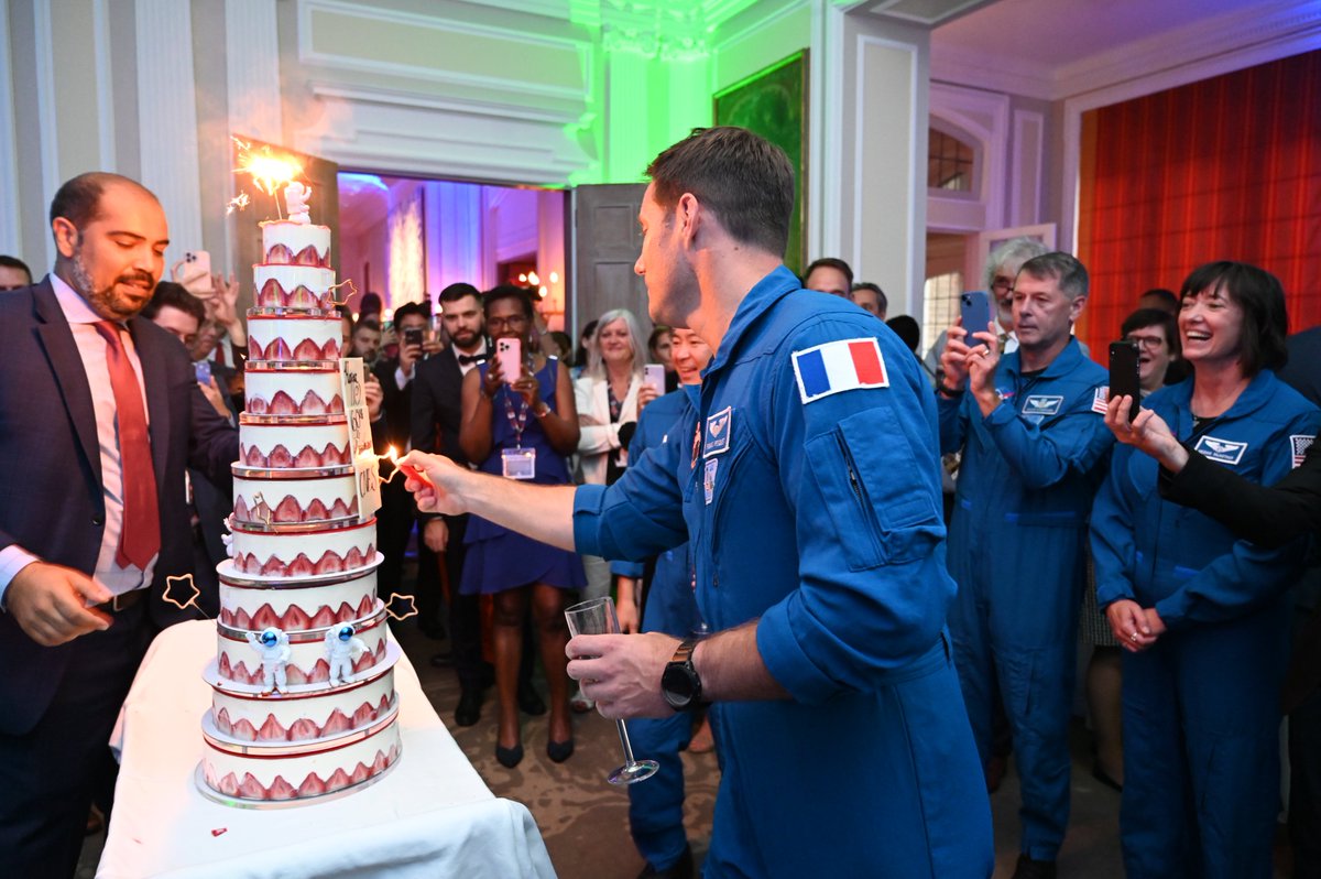 Thom_astro's tweet photo. Great trip to Washington DC: got to see my crewmates ❤️, interact with students 📚 , but most importantly, France signed the Artemis accord, to set sail to the moon together with our 🇺🇸 partners ! https://t.co/GV7S5smqDA