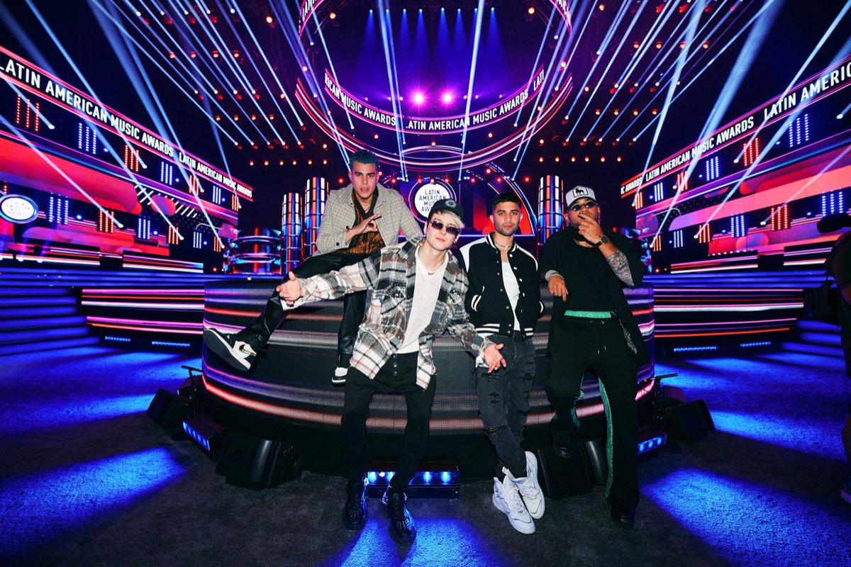 CNCOmusic's tweet image. ¡Siempre rompiendo! 💙💜❤️