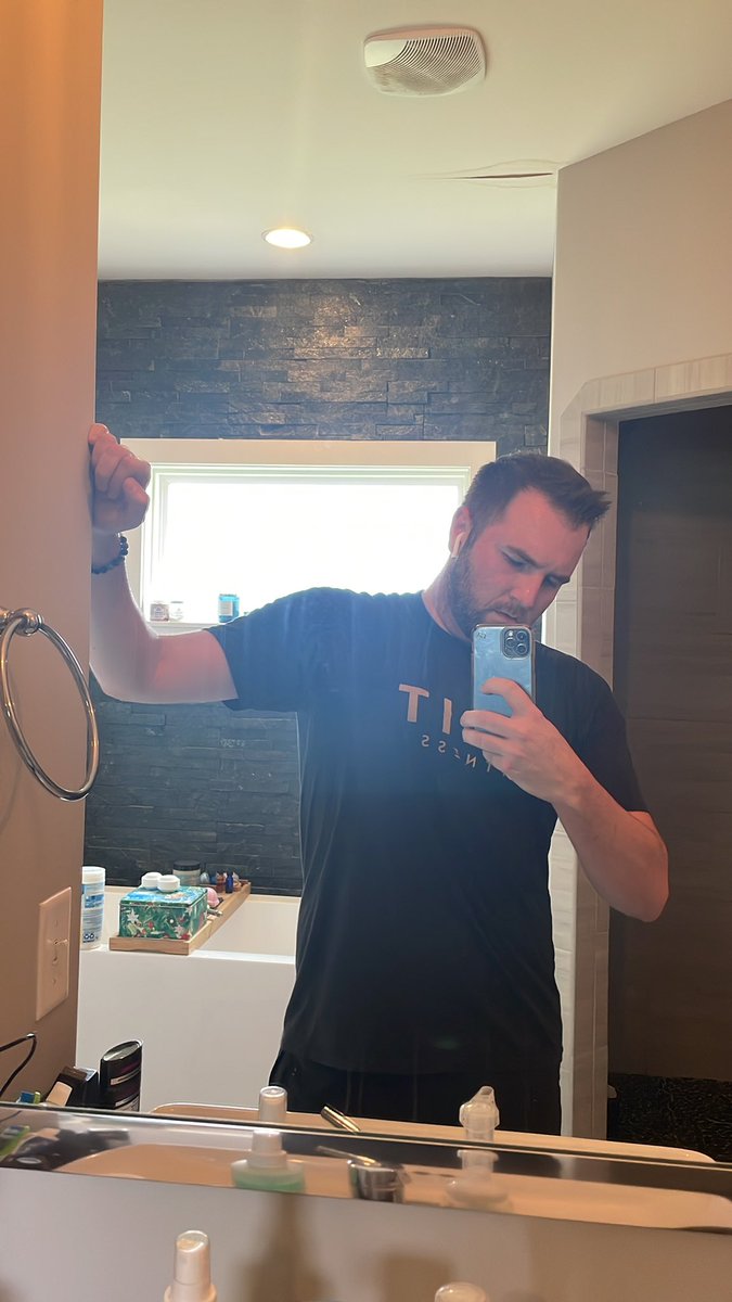 LexingtonDown24's tweet photo. Nothing like sweating through my shirt and shorts on a run. #imdrippin https://t.co/m2bjwK8BmW