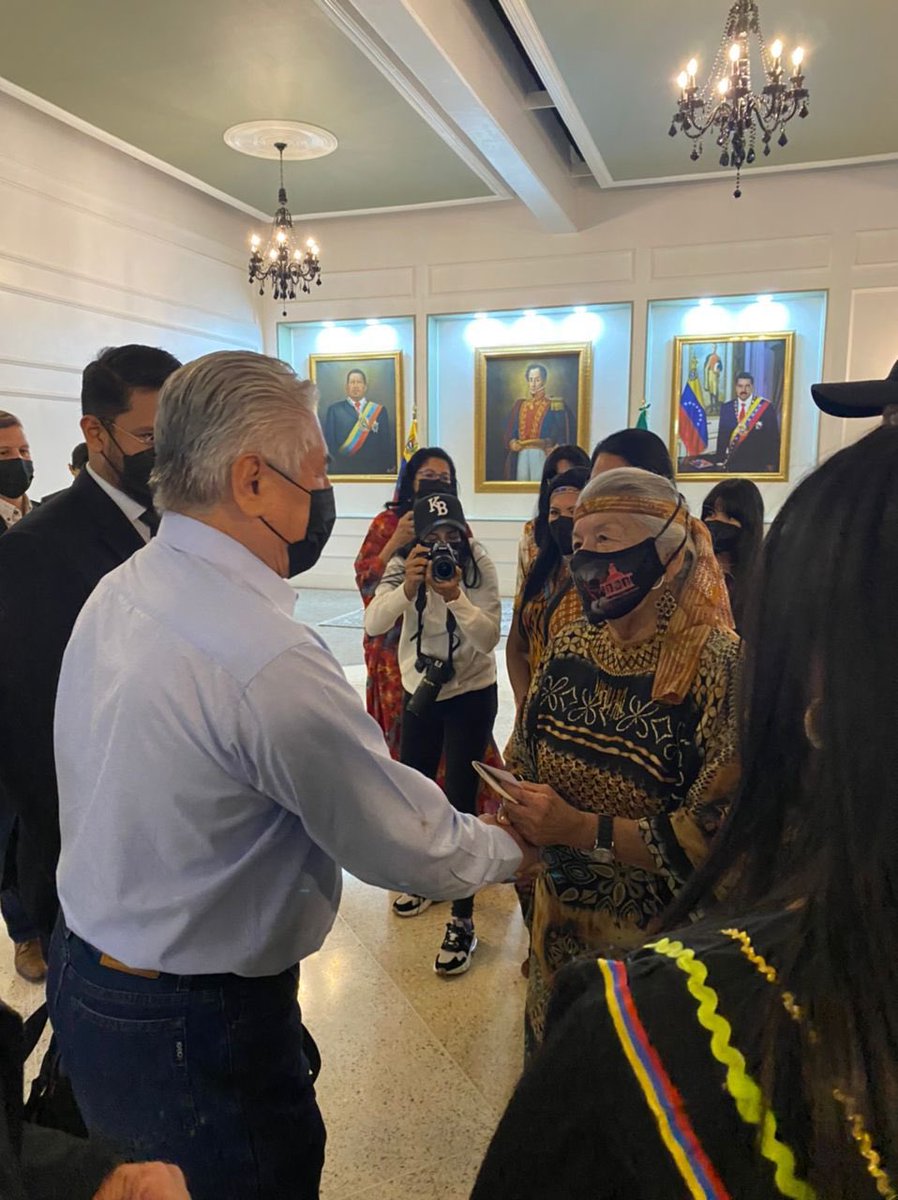 GyvesLeopoldo's tweet photo. Agradezco la recepción de la Rep. de los Pueblos Indígenas de la República Bolivariana de Venezuela encabezado por la hermana @Noeli_Pocaterra. Muy agradecido con @RanderPena Vicecanciller del Poder Popular para América Latina, Clara Vidal, @mauvizcaino y @PanchoArias2012 https://t.co/EYgFbrkBHk